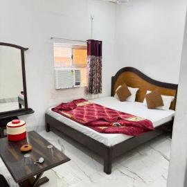 Midland Guest House, hotel in Pachmarhī