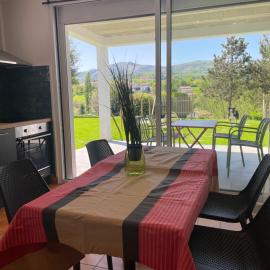 Appartement vue montagne, Espelette, hotell i Espelette