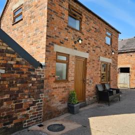 The Woottons Barn with Hot Tub, hotel in Croxden