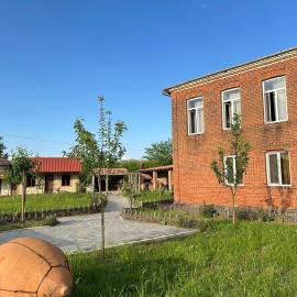 Villa Obcha - Whispering Vines Guesthouse: Bagdatʼi şehrinde bir otel