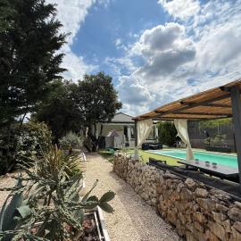 Villa CarpeDiem Cévennes - piscine chauffée & terrain tennis privé, Hotel in Méjannes-le-Clap