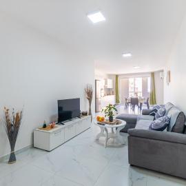Brand New Spacious Apartment with Far Sea View、セント・ポールズ・ベイのホテル