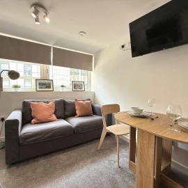 Central Sheffield 1 Bed Flat, Sleeps 3, City Views, Full Kitchen, hotel in Midland