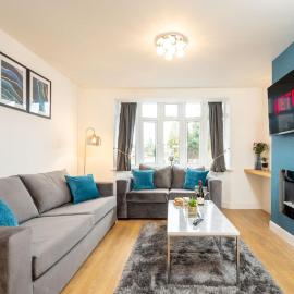 Luxury 4 Bedroom House With Parking, מלון בסוליהול