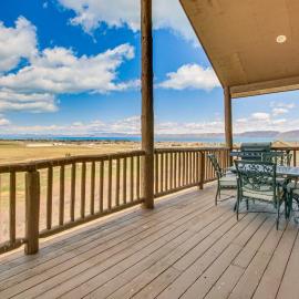 3 Mi to Bear Lake & Marina! Spacious Group Getaway, hotel in Garden City