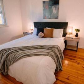 Big Wave Glenelg 2BR Apartment Fast WiFi AC Steps to Beach and Jetty Road
