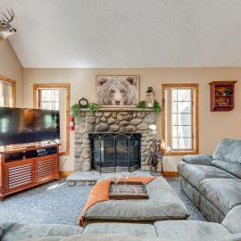 Access to Jack Frost Ski Resort: Home w/ Hot Tub, hótel í White Haven
