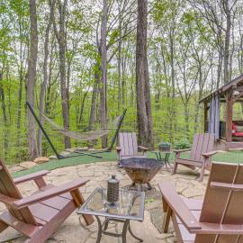 Hocking Hills 'Social Distance Cabin' w/ Hot Tub, hotel u gradu Laurelville