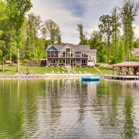 Waterfront Lake Anna Home w/ Dock, Beach & Kayaks!、Bumpassのホテル