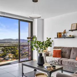 Modern apt with stunning city and mountain views