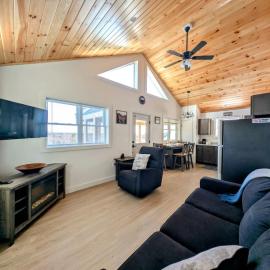 Acadia Sunset Fishing Cabin #2 family beach fire pit, Hotel in Sullivan