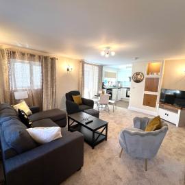Ground Floor 2 BD Apt, Onsite Parking, Edge of Glastonbury and Street
