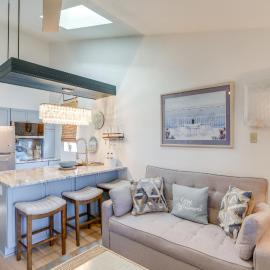 Boat Slip & Pool Access: Oak Harbor Haven!, מלון בOak Harbor