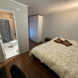 Acogedora habitación doble con baño exclusivo y estacionamiento, ideal para descansar, hotel in Puerto Montt