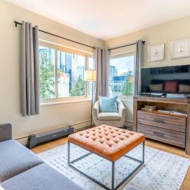 Eclectic Downtown & Cap Hill King bed & Kitchen