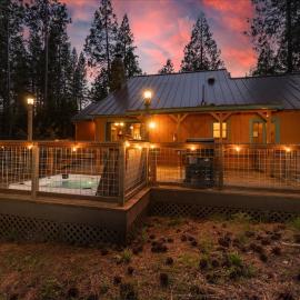 Cub House- Remodeled cabin INSIDE Yosemite with new hot tub and more, hotel in North Wawona