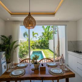 Sunset Canggu 2BR Private Pool Villa By Bali Bliss Properties, hotel in Tumbak Bayuh