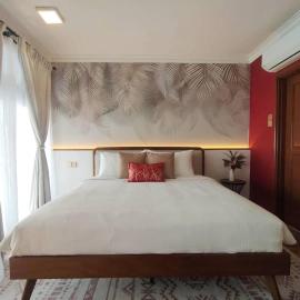 Newly Renovated Studio w Seaview Balcony, Hotel in Kampung Padang Masirat