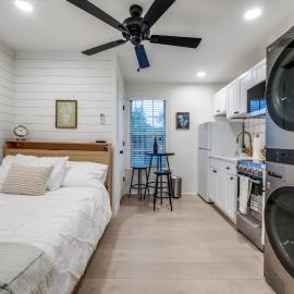The Vanderbilt Mansion Apt 9 Near Downtown and TWU, hotel in Denton