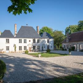 Le Château du Sollier - Charme calme et confort climatisation à 5mn du peage de Bourges à la campagne - stationnement privé, hotel in Bourges