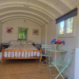 Cozy Wooden Chalet in Abilly, France - Nature Lovers Paradise, hotel en Abilly-Sur-Claise