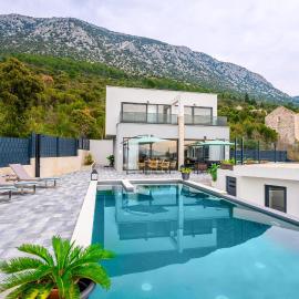 Luxury Villa San Rocco、Desneのホテル