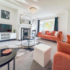 Raygill LT 4 Bedroom House By Furnished Accommodation - Private Parking - Perfect For Families & Contractors