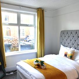 Kyoto Central I 4 BDR House I 50 inch Smart TVs in Rooms I Large Spacious Rooms I Refurbished I Derby City Centre, מלון בדרבי