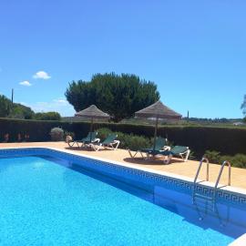 Quinta das AVES - Apartamento T2 com Piscina Comum, hotel in Odiáxere