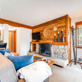 Hike, Sled & Ski! Cozy Tahoe City Condo w/ Hot Tub โรงแรมในทาโฮซิตี