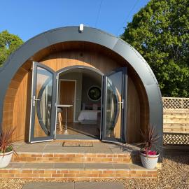 Luxury Glamping Pods with private Hot Tubs - Dog Friendly, hótel í Holsworthy