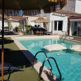 Tropical Spirit House, Hotel in Marignane