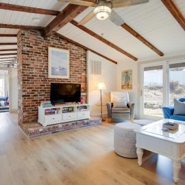 Steps to Beaches & Main Street: Hyannis Retreat, hotel in Hyannis