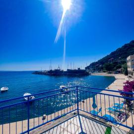 TheReal Beachfront House BoniLu Croacia, Hotel in Jesenice