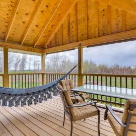 Cozy Solar-Powered Loft: Walk to Lake Champlain!, Hotel in Camp Maquam