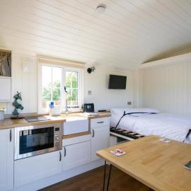 Cabin for 2 with walks WiFi bat and restaurant, hotelli kohteessa Forfar