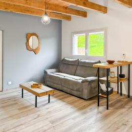 Maison au cœur de la vallée du Cantal - 2pers, hotel en Lascelle