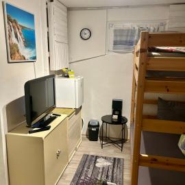 Deine Pension, Double Room P1, 1-2 beds, 10qm, Check-in 4PM - 5AM, hotel v destinaci Creglingen