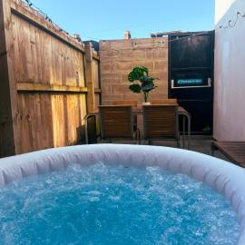 Duplex Stay With Hot Tub Opposite Stadium, готель у місті Кардіфф