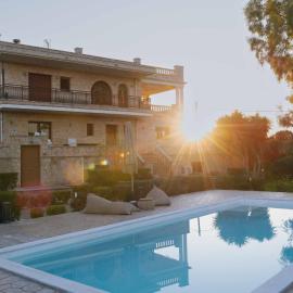 Seaside "Stone & Light Villa" close to Aegina City, хотел в Khlóï