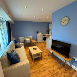 Stretford Apartment - Sleeps 6 - WiFi - Parking - Near Stadium