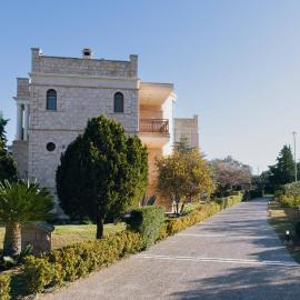 Seaside "Stone & Light Villa II" close to Aegina City, хотел в Khlóï