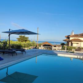 Mediterraneo Suites with Pool & Sea View Escape, hotel in Nea Kallikrateia