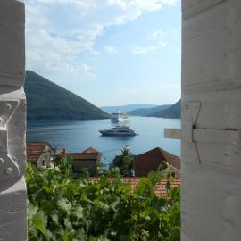 Painter's House Historic Stone Villa with Sea View, hotel i Perast