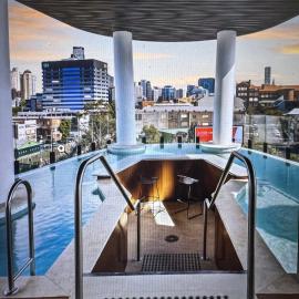 Entire flat w infinity pool and 5m walk to Fort Valley station, khách sạn ở Brisbane