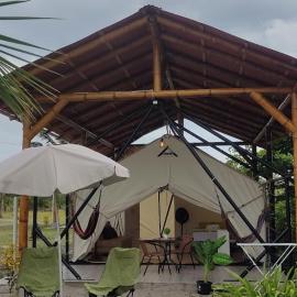 Glamping premium vista al río Isla Portete, hotell i Muisne