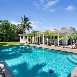 Stunning Tropical Heated Pool House Near The Beach, hotel v destinácii Boynton Beach