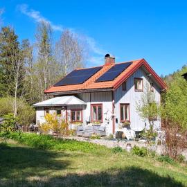 Charmigt äldre hus, laddbox 16kw, 5 bil-minuter till bad, hotell sihtkohas Strömstad