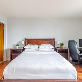 Cozy and Secure 3-Bedroom, 2-Bath Unit with 6 Beds and Beautiful Bay View