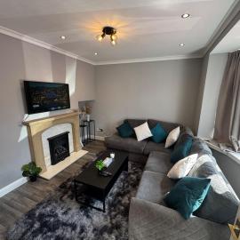 Modern 3-Bed Home with Parking & Garden Wolverhampton, Hotel in Coseley